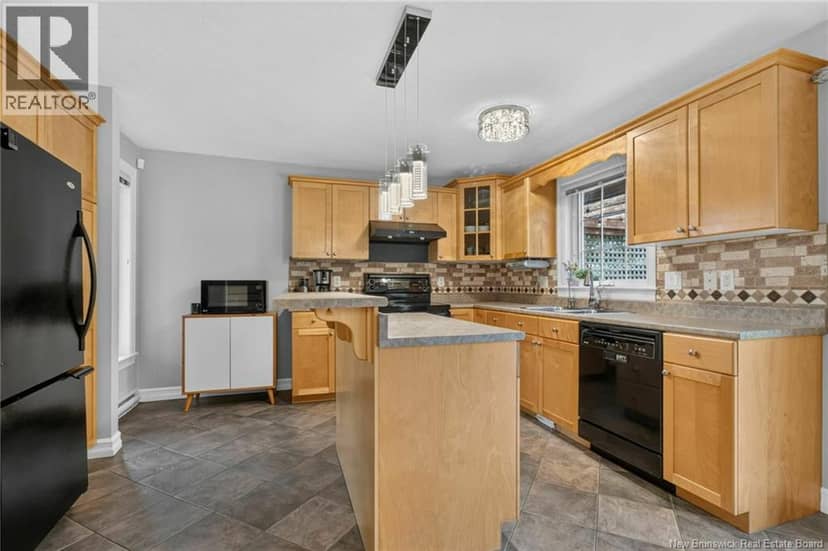 242 Doreen Crescent — photo 6 of 20