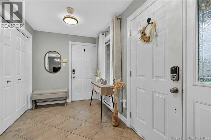 242 Doreen Crescent — photo 2 of 20