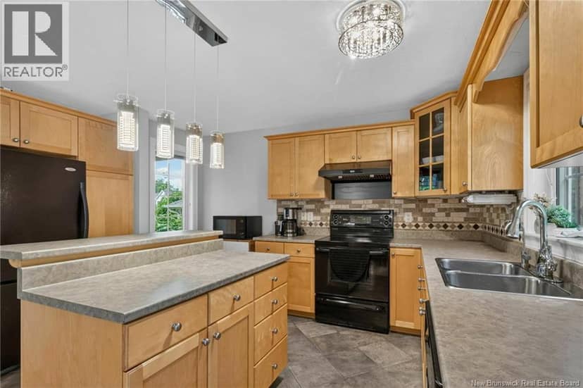 242 Doreen Crescent — photo 7 of 20