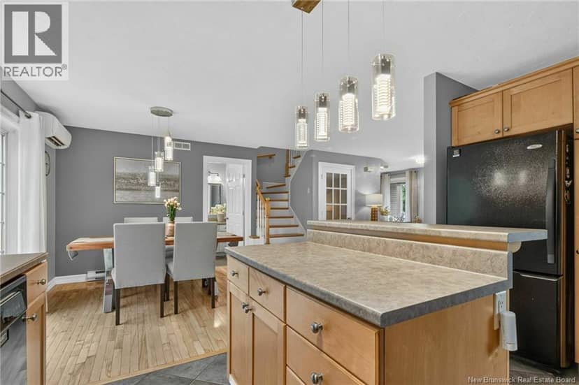 242 Doreen Crescent — photo 8 of 20