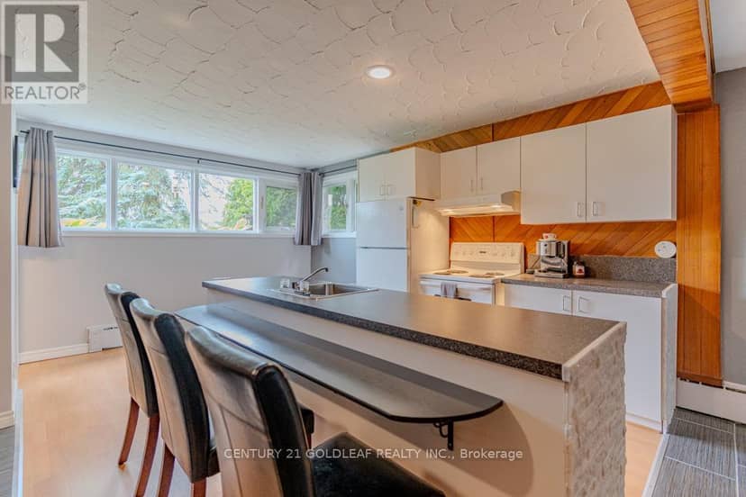 1549 Du Parc Avenue — photo 37 of 40