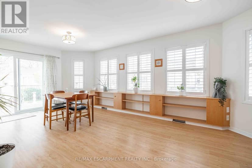 195 Silverbirch Boulevard — photo 13 of 40