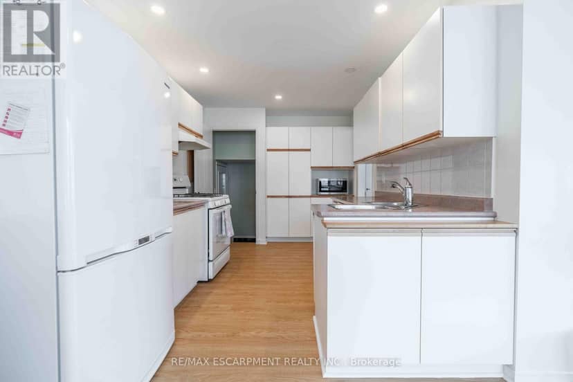 195 Silverbirch Boulevard — photo 14 of 40