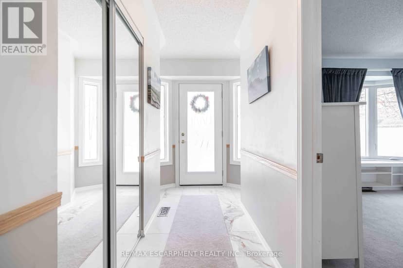 195 Silverbirch Boulevard — photo 4 of 40
