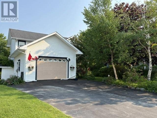 5 Stacey Crescent — photo 1 of 40