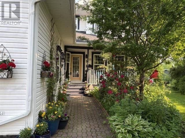 5 Stacey Crescent — photo 2 of 40