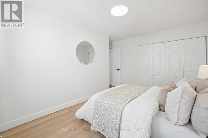 128 - 30 Venetian Crescent — photo 14 of 23