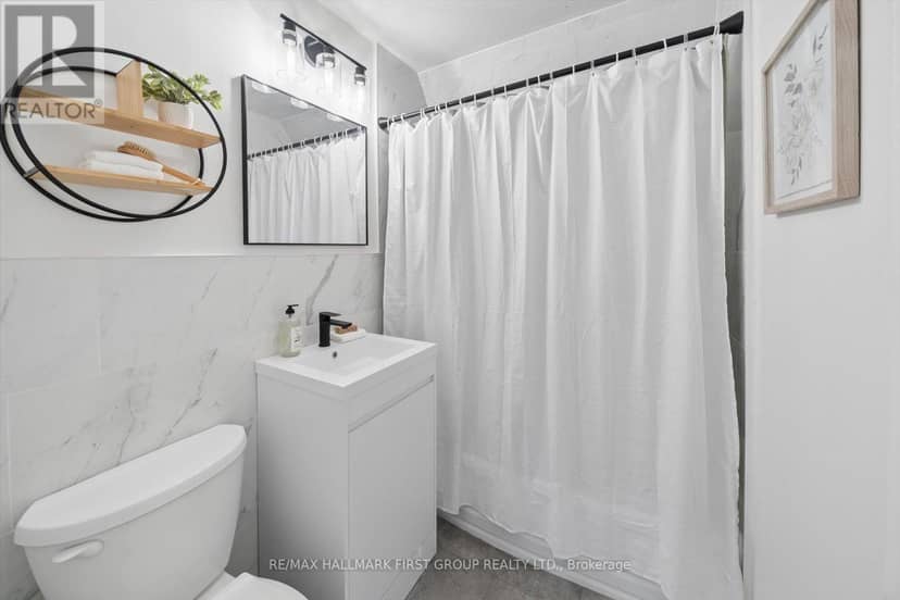 128 - 30 Venetian Crescent — photo 18 of 23