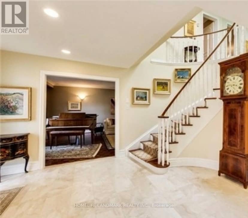 15 Tofino Crescent — photo 3 of 23