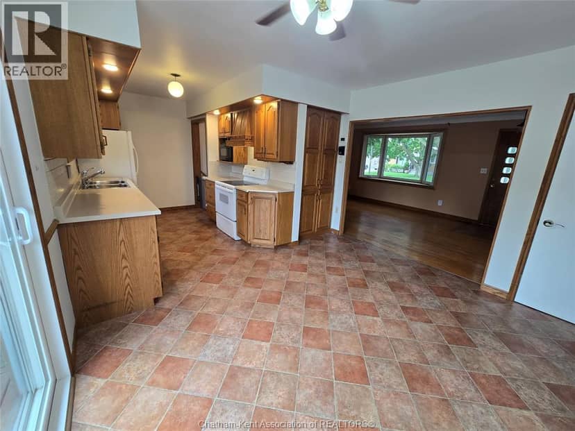 83 Holland Avenue — photo 12 of 40
