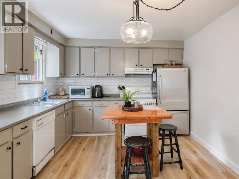 565 Plympton Street — photo 13 of 35