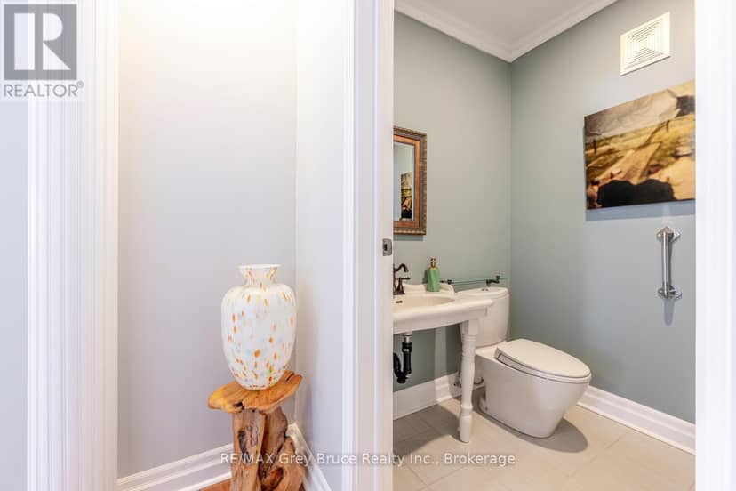 424 Huron Road — photo 10 of 40