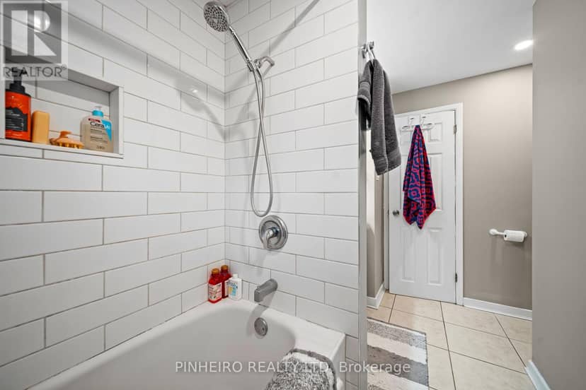 15 Villeneuve Crescent — photo 29 of 40