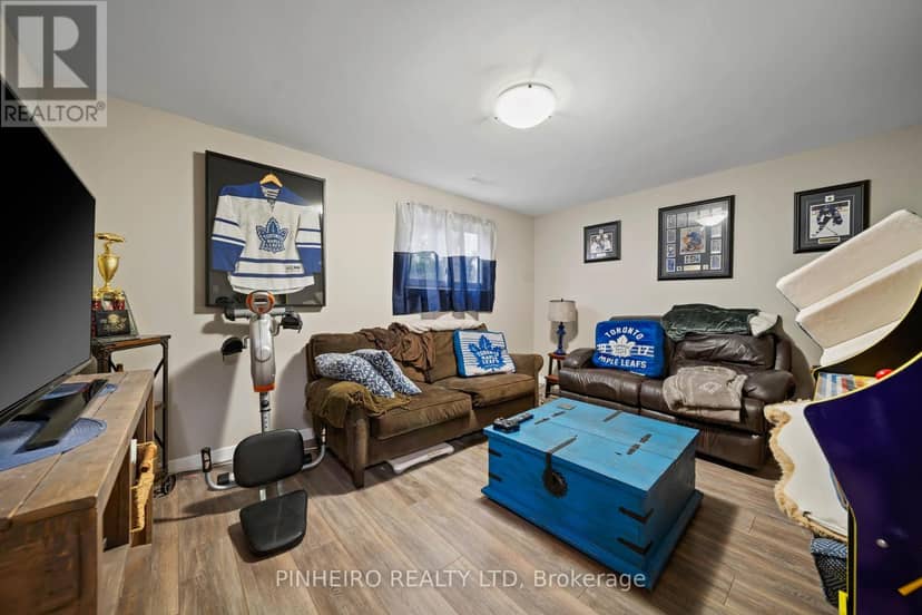 15 Villeneuve Crescent — photo 31 of 40