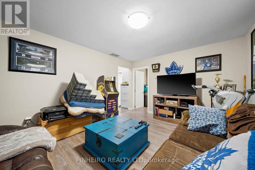 15 Villeneuve Crescent — photo 32 of 40