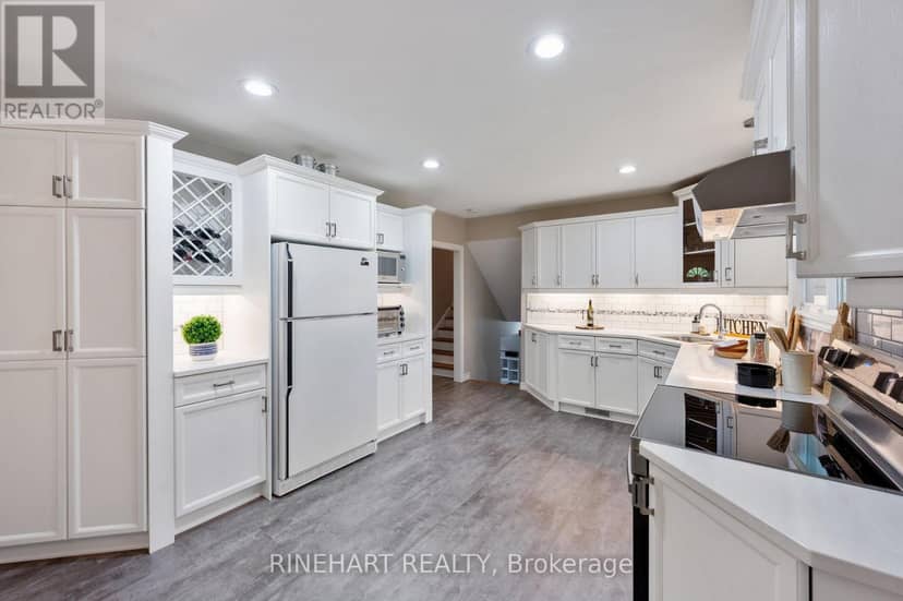 2 Lloyd Manor Crescent — photo 10 of 36