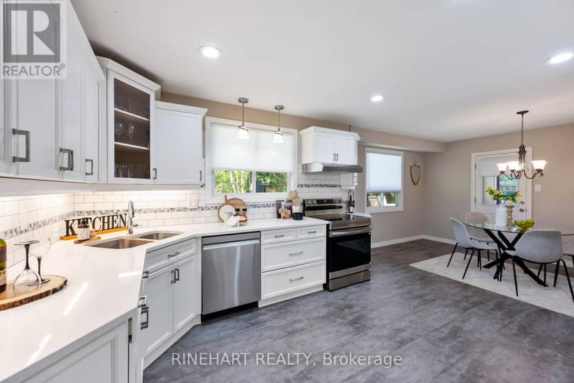 2 Lloyd Manor Crescent — photo 9 of 36