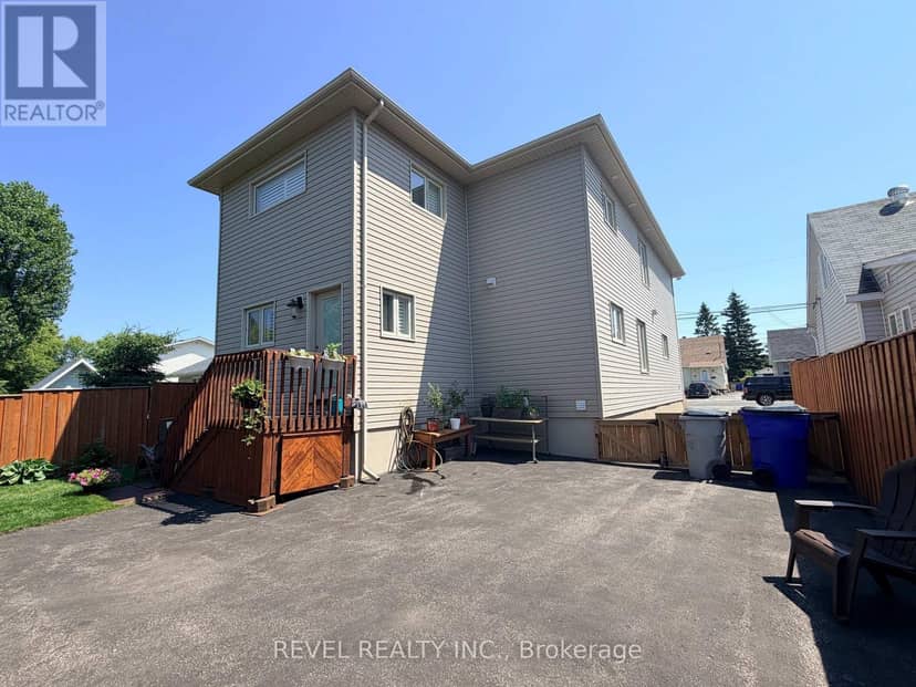 521 Pine Street N — photo 3 of 40