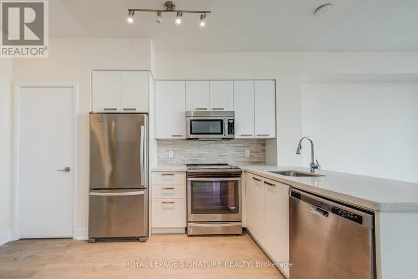 806 - 30 Roehampton Avenue — photo 7 of 31
