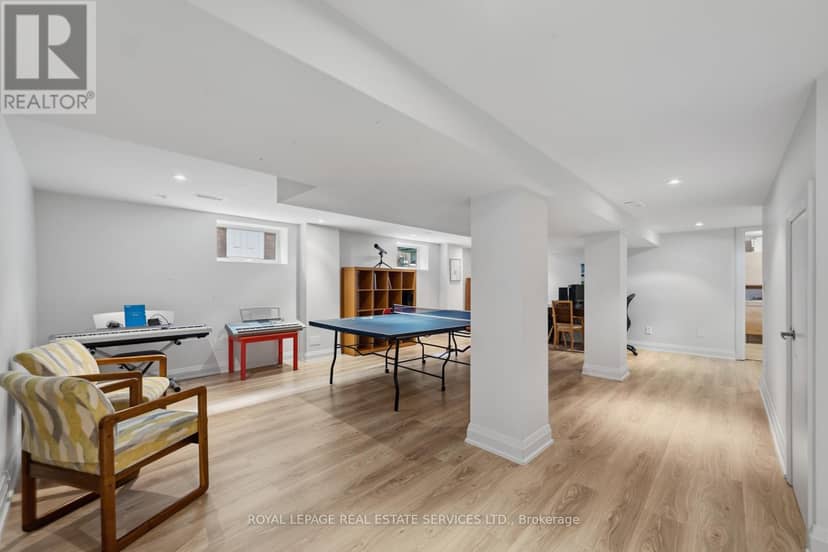 8 Firwood Crescent — photo 36 of 40