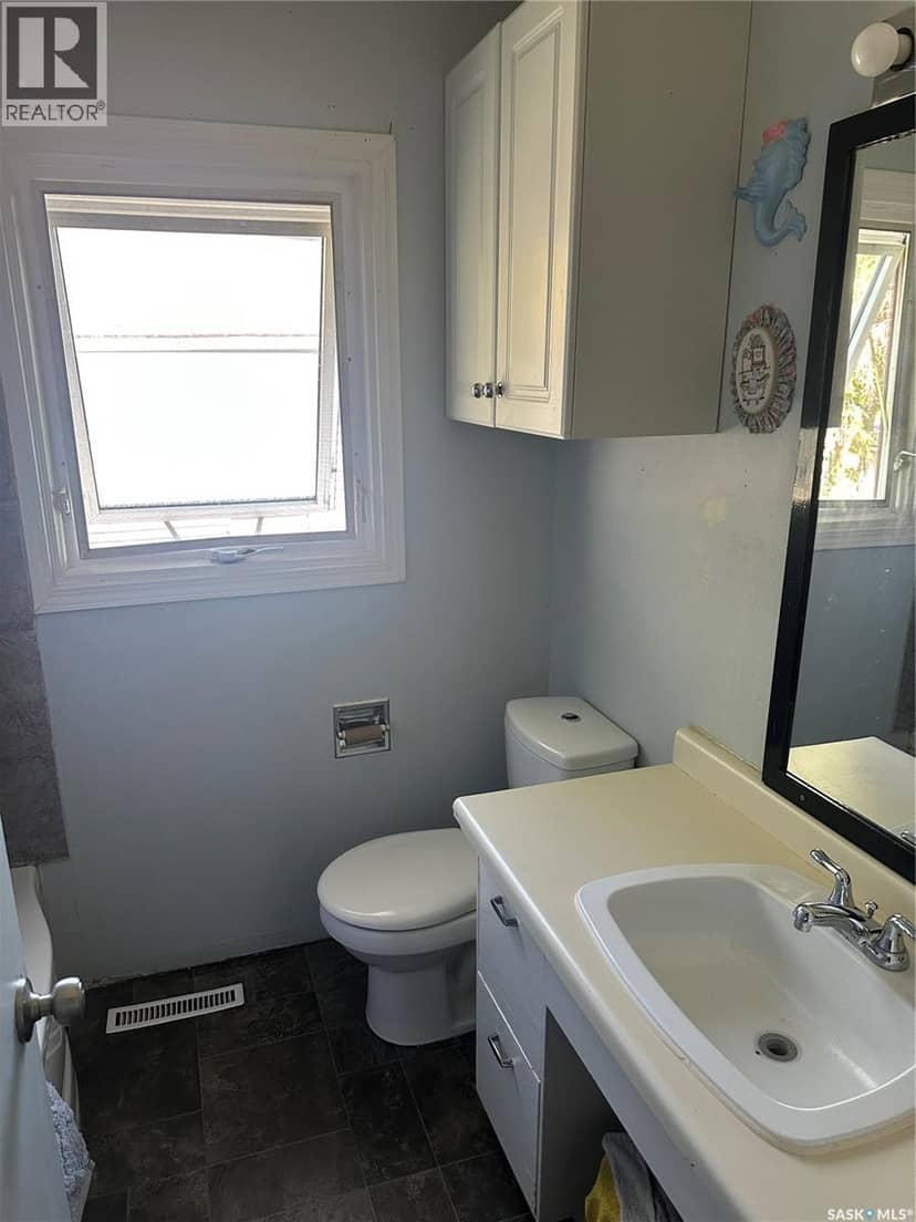 683 Athol STREET — photo 4 of 5