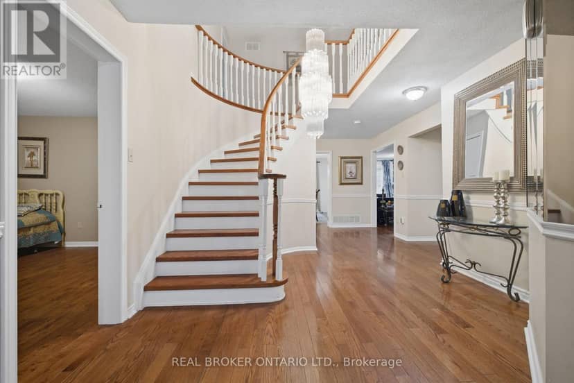 1356 Mapleridge Crescent — photo 4 of 40