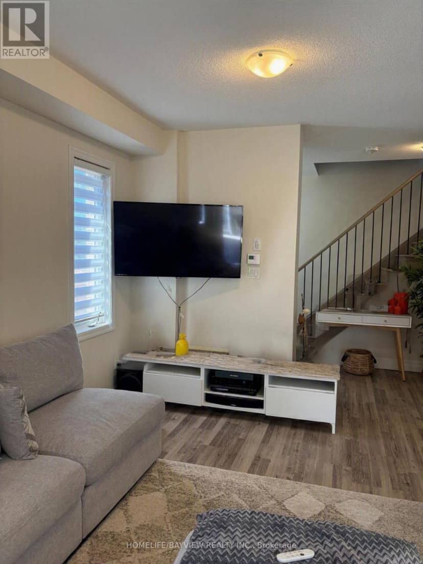 43 Hutton Crescent — photo 4 of 15