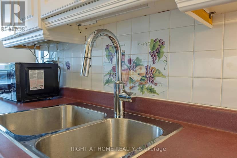 701 - 986 Huron Street — photo 6 of 34