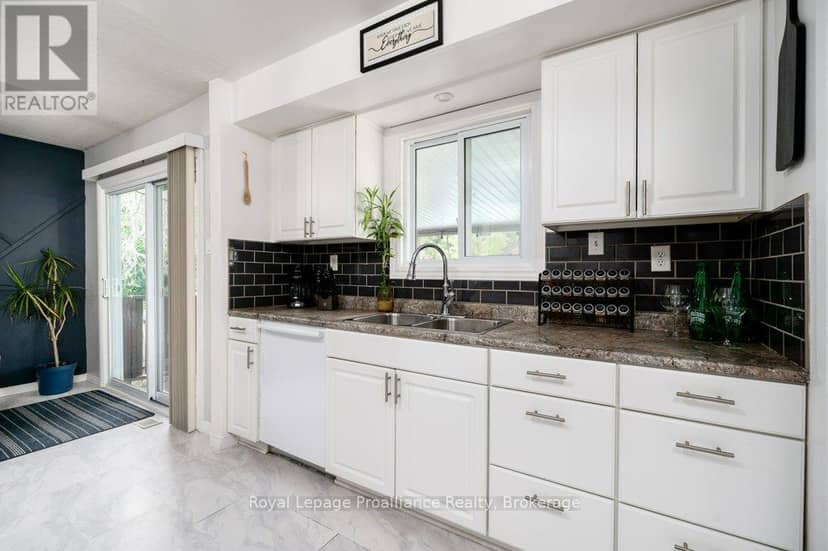 92 Wallbridge Crescent — photo 18 of 40
