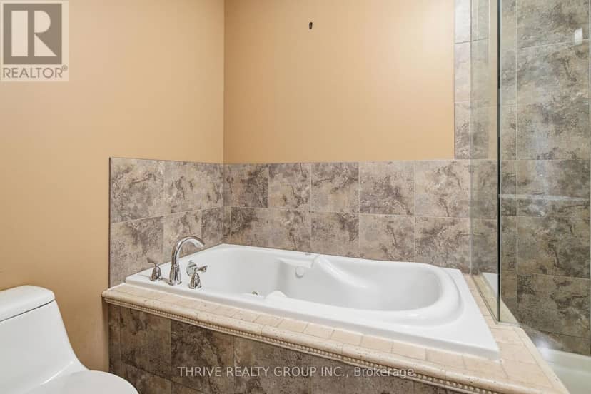 802 - 250 Pall Mall Street — photo 24 of 40