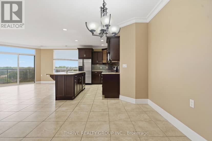 802 - 250 Pall Mall Street — photo 4 of 40