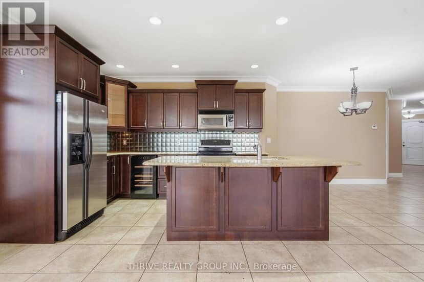 802 - 250 Pall Mall Street — photo 7 of 40