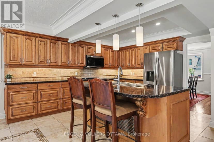101 Ivy Crescent — photo 10 of 40