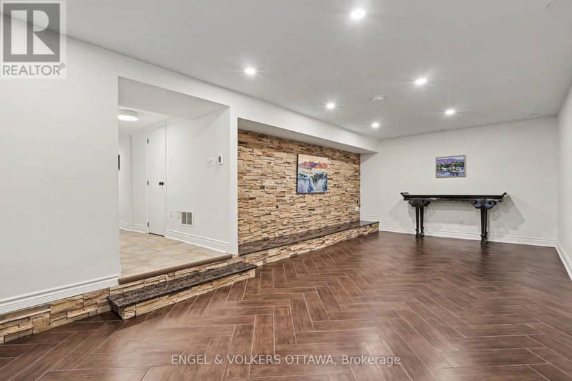 101 Ivy Crescent — photo 24 of 40