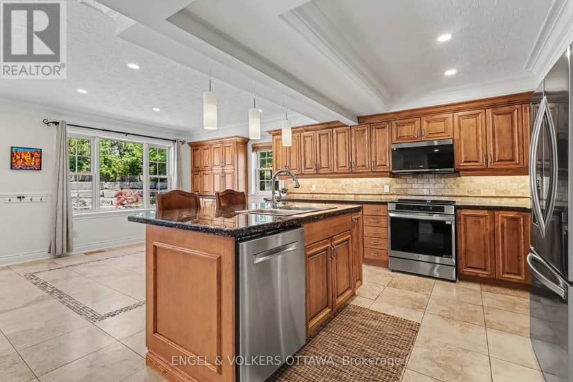 101 Ivy Crescent — photo 9 of 40