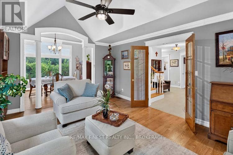 2038 Valleyview Drive — photo 10 of 40