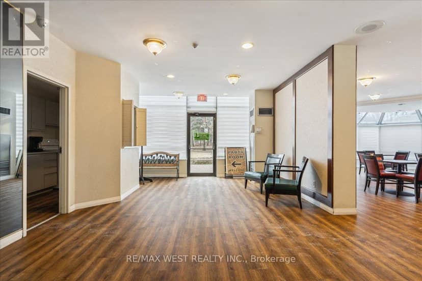 905 - 26 Hanover Road — photo 10 of 11