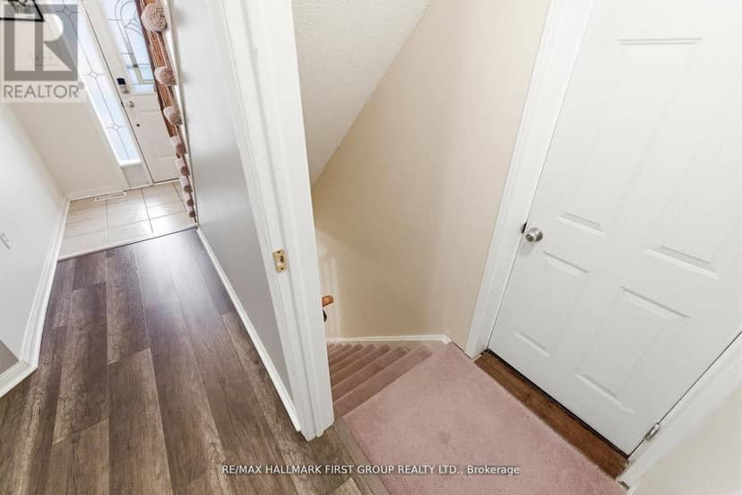 32 Samandria Avenue — photo 11 of 18