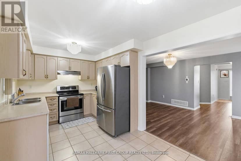 32 Samandria Avenue — photo 7 of 18