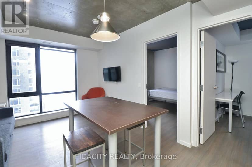 719 - 105 Champagne Avenue S — photo 12 of 32