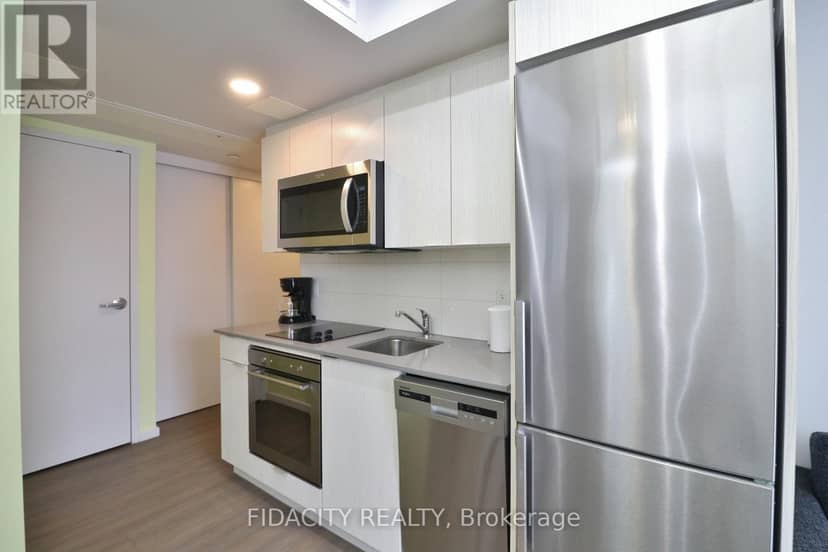 719 - 105 Champagne Avenue S — photo 3 of 32