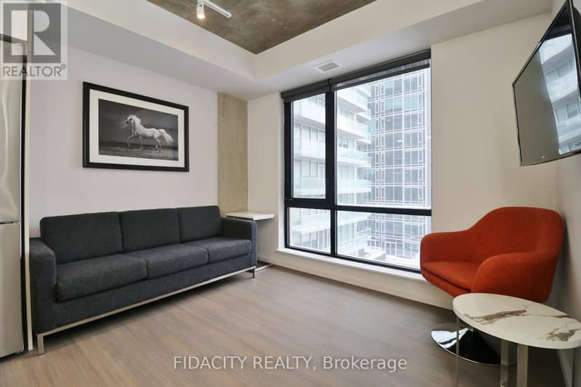 719 - 105 Champagne Avenue S — photo 8 of 32