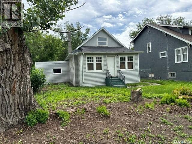 1447 Elphinstone STREET — photo 1 of 27
