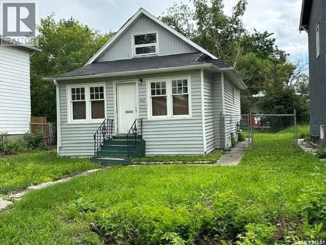 1447 Elphinstone STREET — photo 2 of 27