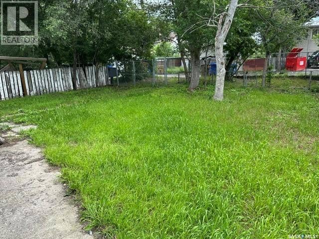 1447 Elphinstone STREET — photo 4 of 27