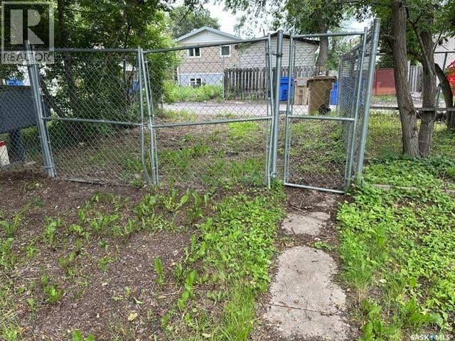 1447 Elphinstone STREET — photo 5 of 27