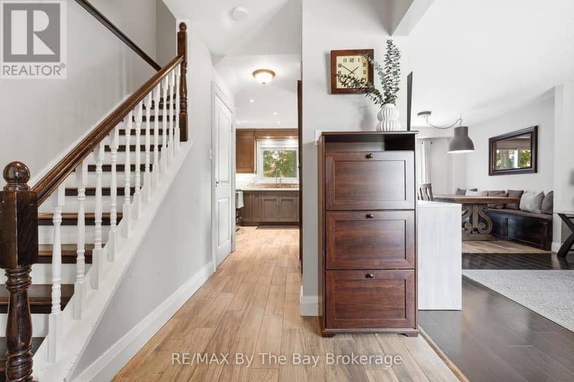 291 Woodlawn Crescent — photo 4 of 40