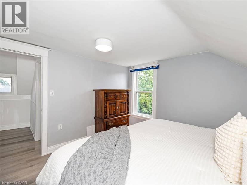 52 STAPLETON Avenue N — photo 17 of 34