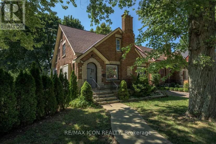525 Grosvenor Street — photo 1 of 40
