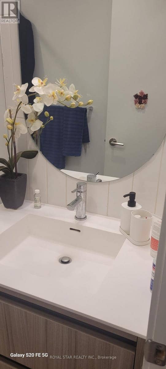 901 - 8 Beverley Glen Boulevard — photo 5 of 13
